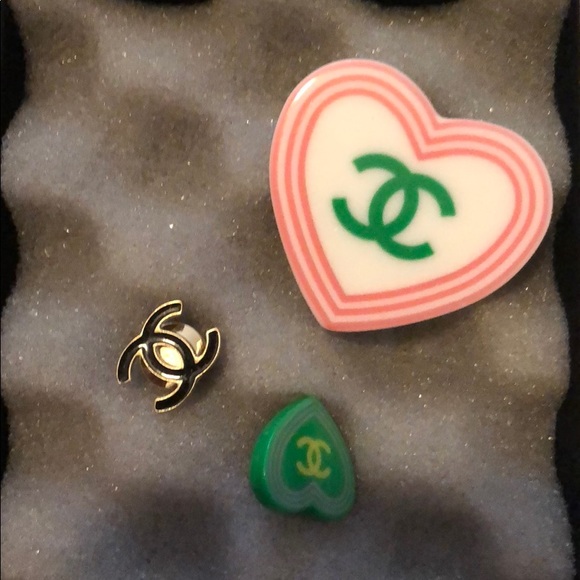 Chanel black pin, 2008 cruise - Picture 3 of 3